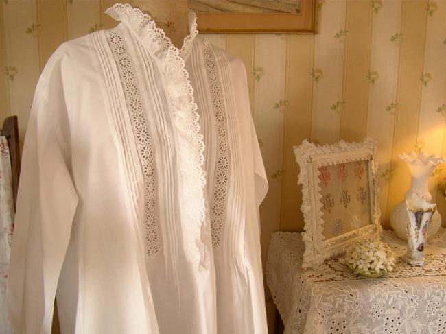 Superbe chemise de nuit en batiste, ornée de broderie anglaise faite à la main 