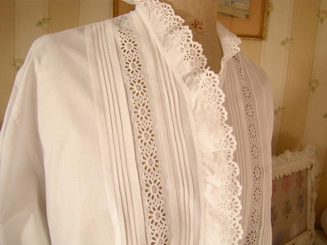 Superbe chemise de nuit en batiste, ornée de broderie anglaise faite à la main 