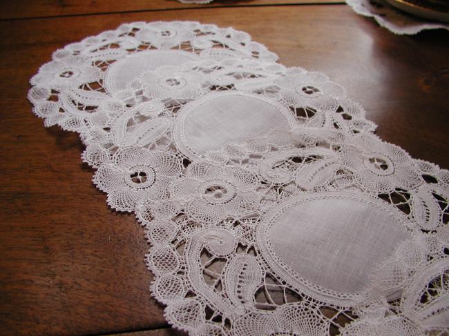 Stunning Duchesse lace service of 6 coasters, made with bobbin