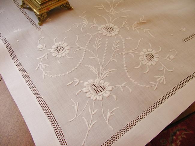 Wonderful tablecoth in pure fine linon with exquisite embroidered flowers 1880