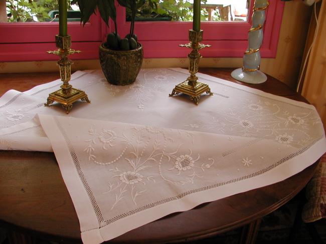 Wonderful tablecoth in pure fine linon with exquisite embroidered flowers 1880