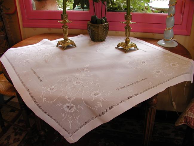 Wonderful tablecoth in pure fine linon with exquisite embroidered flowers 1880