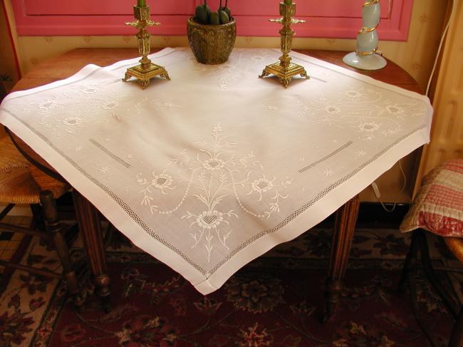 Wonderful tablecoth in pure fine linon with exquisite embroidered flowers 1880