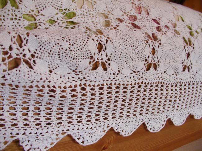 Lovely hand-made bedspread in pure white cotton crochet lace