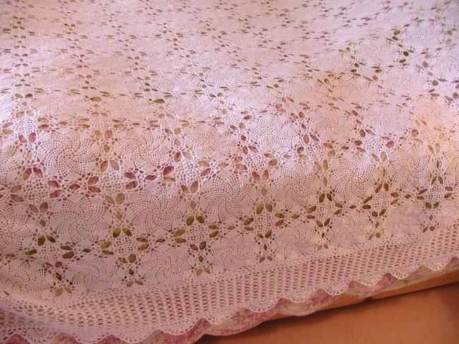 Lovely hand-made bedspread in pure white cotton crochet lace