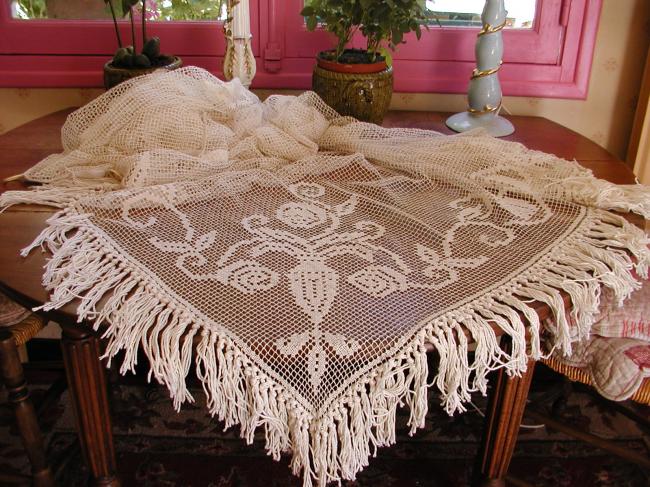 Superb and long curtain in fillet lace with roses and vase 1920