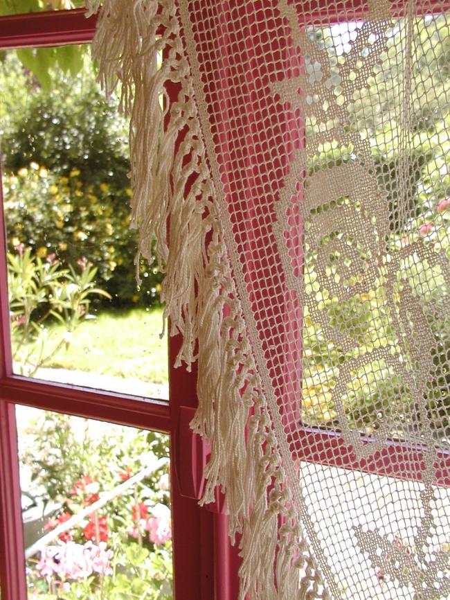 Superb and long curtain in fillet lace with roses and vase 1920