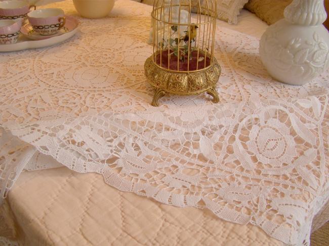 Linge ancien:  nappe en dentelle de Venise faite à la main ...de toute beauté !