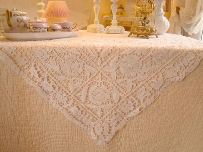 Linge ancien:  nappe en dentelle de Venise faite à la main ...de toute beauté !