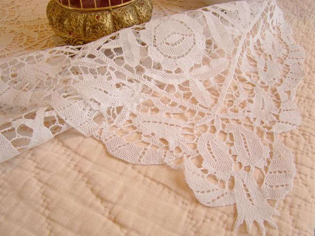 Linge ancien:  nappe en dentelle de Venise faite à la main ...de toute beauté !