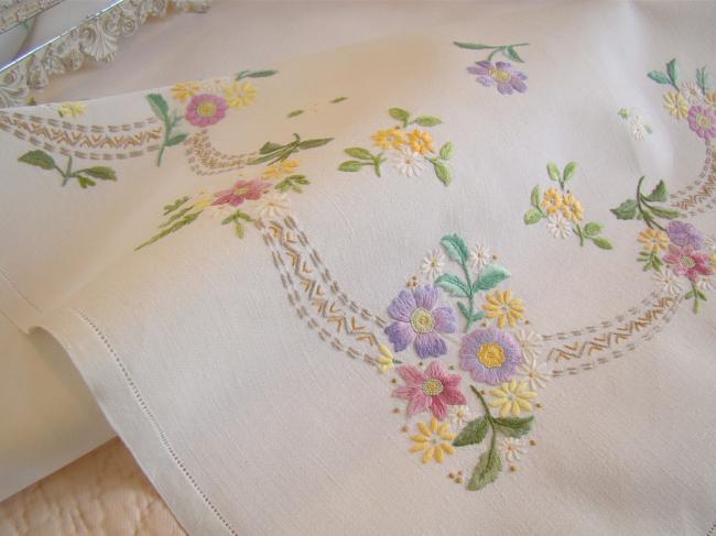 Linge ancien:  gracieuse nappe brodée à la main de guirlandes de fleurs 1950