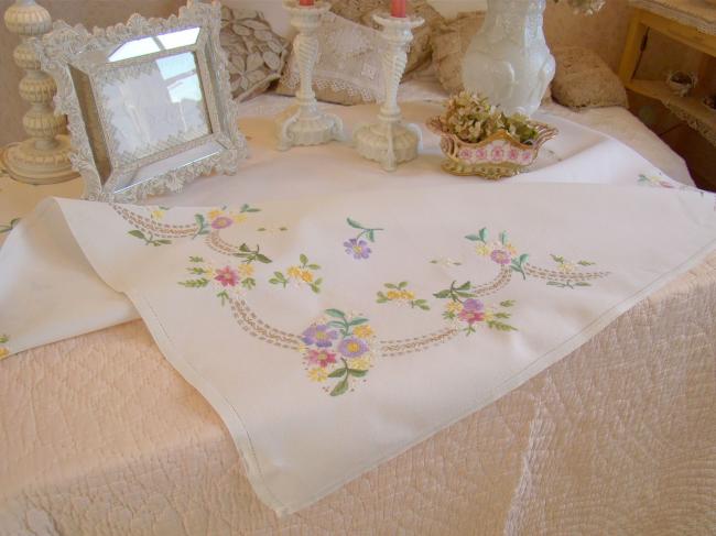 Linge ancien:  gracieuse nappe brodée à la main de guirlandes de fleurs 1950