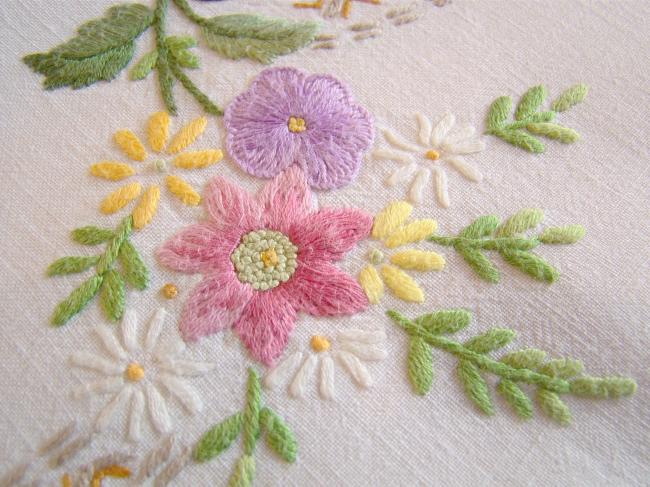 Linge ancien:  gracieuse nappe brodée à la main de guirlandes de fleurs 1950