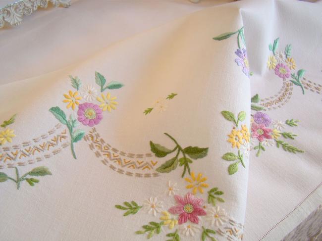 Linge ancien:  gracieuse nappe brodée à la main de guirlandes de fleurs 1950