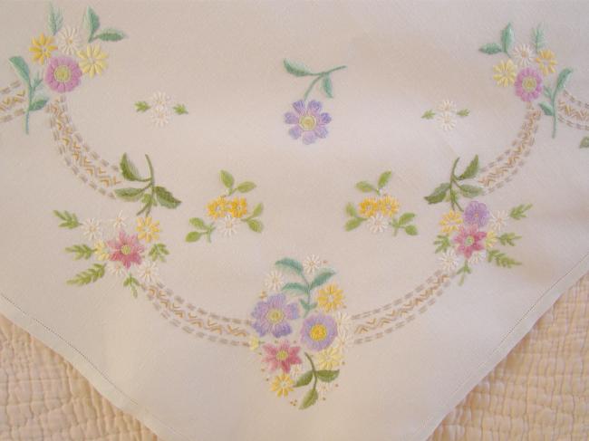 Linge ancien:  gracieuse nappe brodée à la main de guirlandes de fleurs 1950