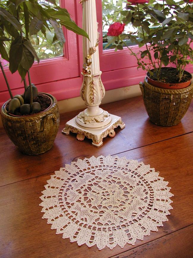 Superb round doily in Renaissance silk tape lace and Milan embroidery