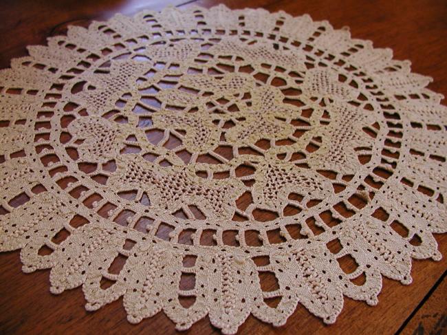 Superb round doily in Renaissance silk tape lace and Milan embroidery