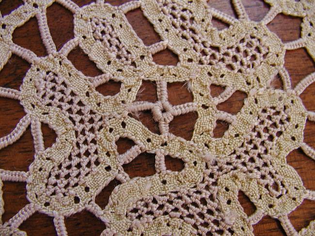 Superb round doily in Renaissance silk tape lace and Milan embroidery