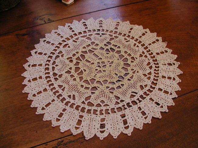 Superb round doily in Renaissance silk tape lace and Milan embroidery