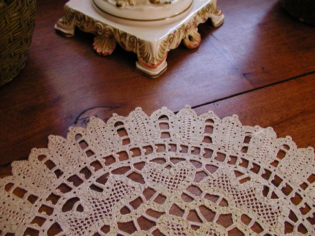 Superb round doily in Renaissance silk tape lace and Milan embroidery