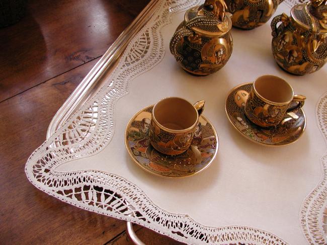 Marvellous tray cloth in linen with superb bobbin Cluny lace