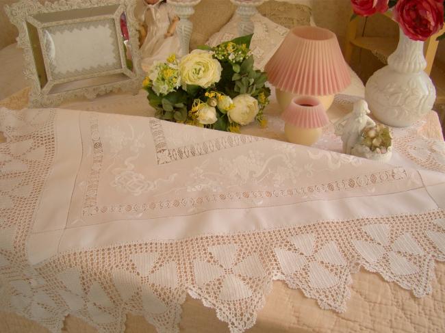 Exceptionnelle petite nappe ajourée et brodée à la soie, décor  Vigne & oiseaux