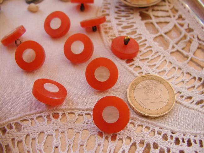 Superbes boutons en bakélite orange avec coeur de nacre incrusté 1920
