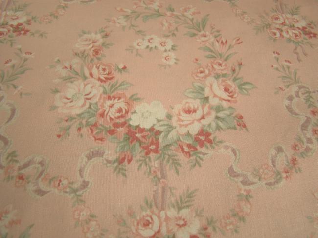 Coupon de coton à fond vieux rose, décor de rubans et roses anciennes 