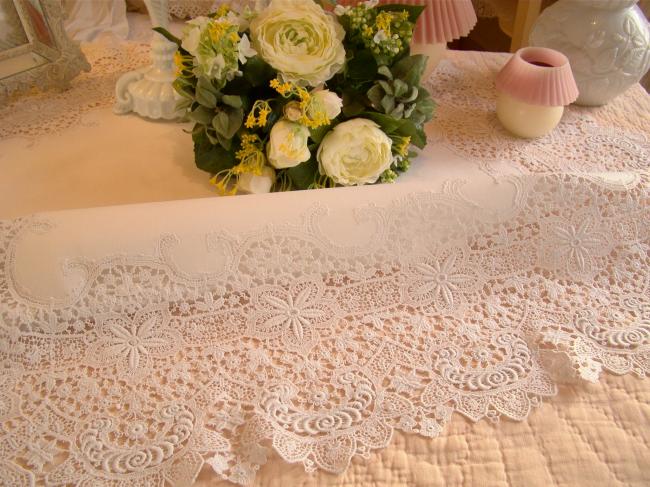 Linge ancien:  nappe en lin avec superbe pourtour en dentelle chimique 1900