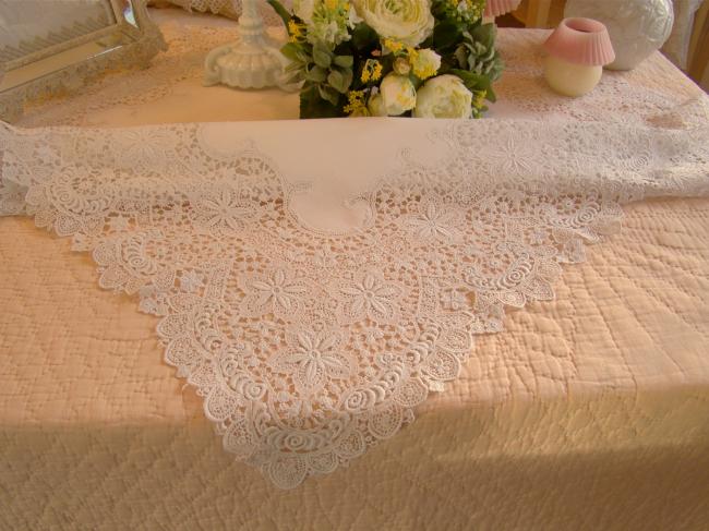 Linge ancien:  nappe en lin avec superbe pourtour en dentelle chimique 1900