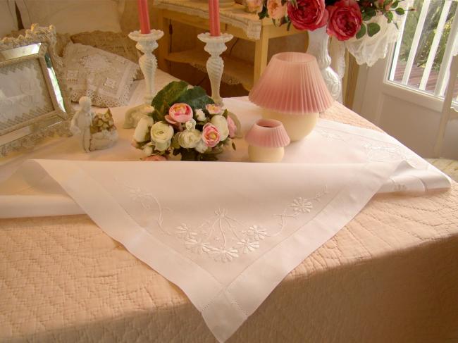 Linge ancien: Nappe en pur fil agrémentée d'une broderie de fleurs blanches 