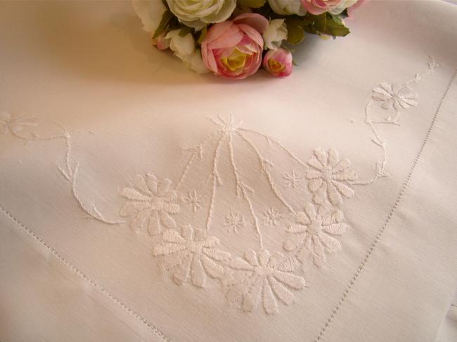 Linge ancien: Nappe en pur fil agrémentée d'une broderie de fleurs blanches 