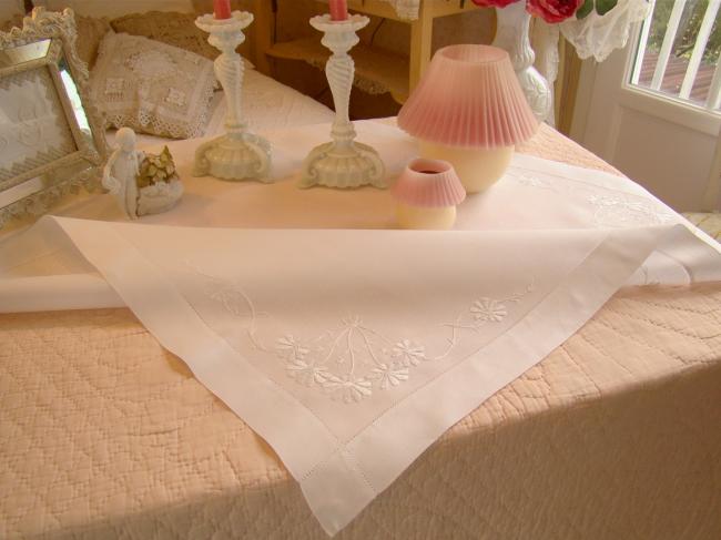 Linge ancien: Nappe en pur fil agrémentée d'une broderie de fleurs blanches 