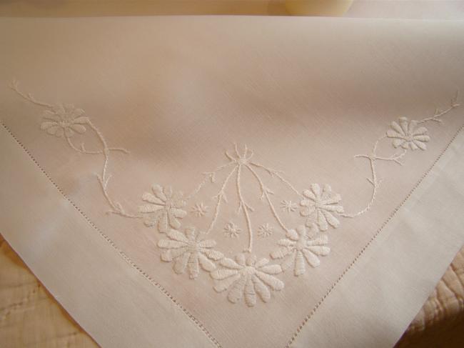 Linge ancien: Nappe en pur fil agrémentée d'une broderie de fleurs blanches 