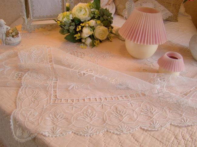 Linge ancien nappe de présentation en tulle rebrodé de fleurs en Cornely 1890