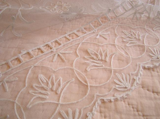 Linge ancien nappe de présentation en tulle rebrodé de fleurs en Cornely 1890