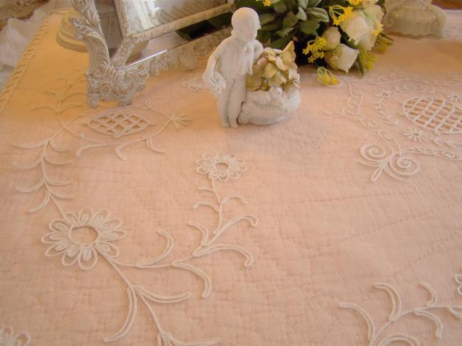 Linge ancien nappe de présentation en tulle rebrodé de fleurs en Cornely 1890