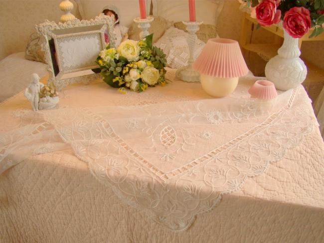 Linge ancien nappe de présentation en tulle rebrodé de fleurs en Cornely 1890