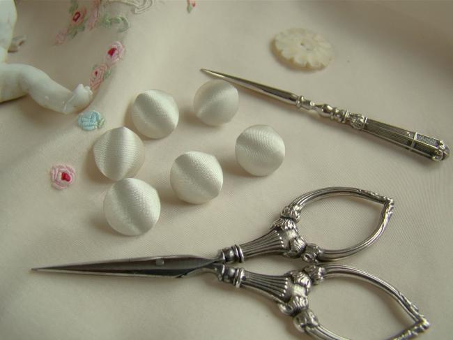 Joli bouton demi-boule recouvert de satin de coton de couleur blanc ivoire