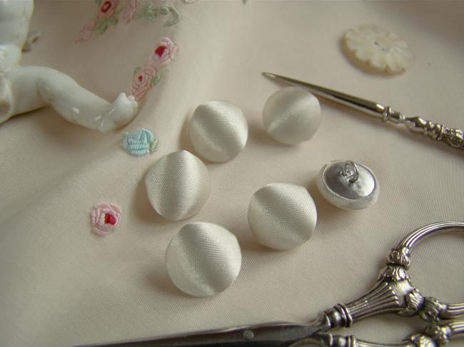 Joli bouton demi-boule recouvert de satin de coton de couleur blanc ivoire