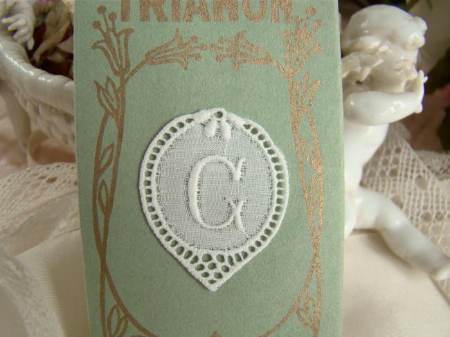 Adorable monogramme G dans un cartouche ajouré de fine batiste 1900-20