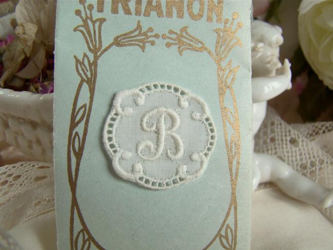 Adorable monogramme B dans un cartouche ajouré de fine batiste 1900-20