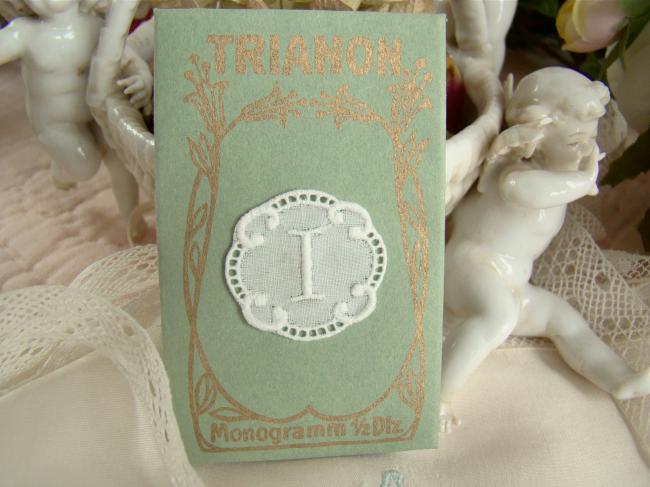 Adorable monogramme I dans un cartouche ajouré de fine batiste 1900-20