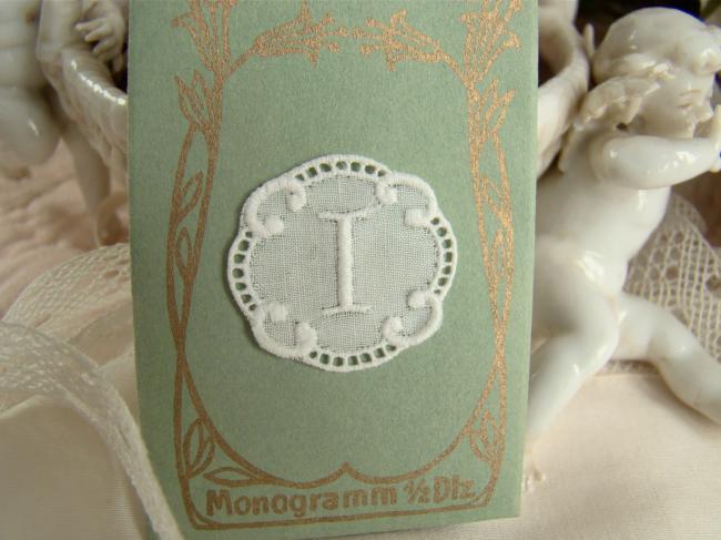 Adorable monogramme I dans un cartouche ajouré de fine batiste 1900-20