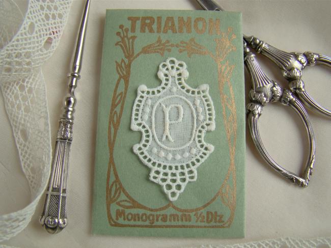 Merveilleux monogramme P dans un cartouche ajouré en fine batiste 1900-20