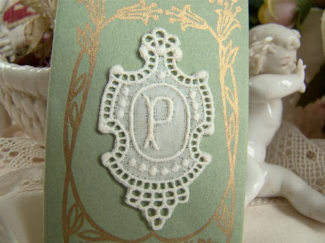 Merveilleux monogramme P dans un cartouche ajouré en fine batiste 1900-20