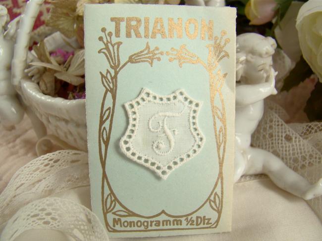 Adorable monogramme F dans un cartouche ajouré de fine batiste 1900-20