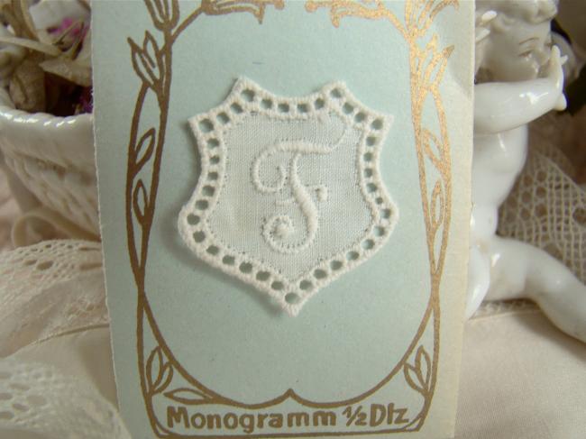 Adorable monogramme F dans un cartouche ajouré de fine batiste 1900-20