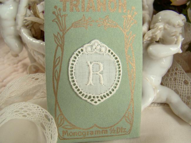 Adorable monogramme R dans un cartouche ajouré de fine batiste 1900-20