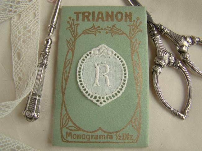 Adorable monogramme R dans un cartouche ajouré de fine batiste 1900-20